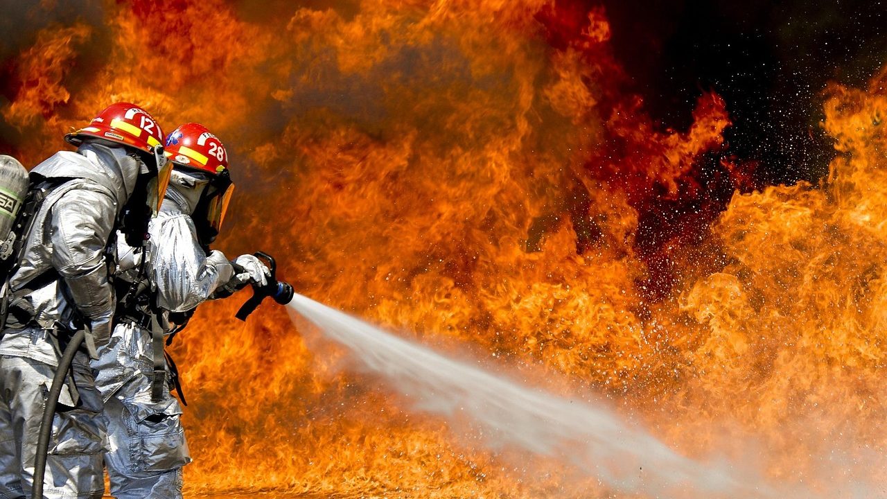 Un incendiu de vegetație blochează un drum național în Caraș-Severin
