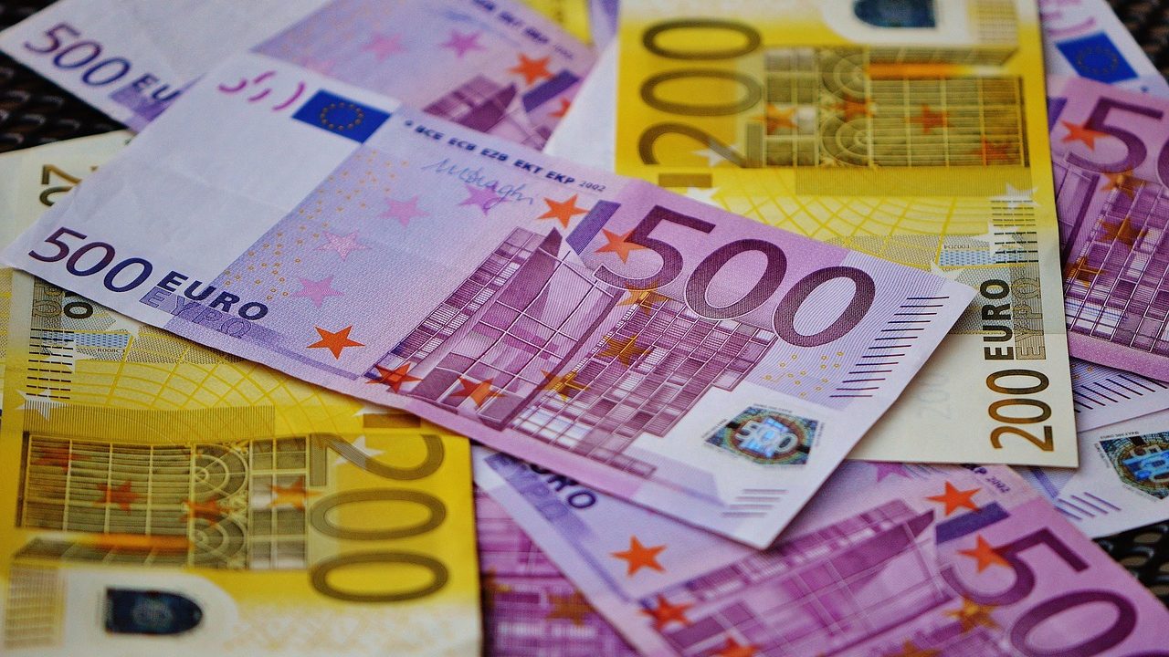 Moneda națională se depreciază accentuat pe piața valutară interbancară