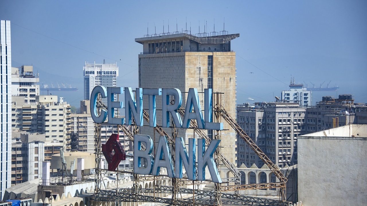 BNR anunță noi cotații: euro rămâne aproape de pragul de 5,26 lei, lira sterlină și francul elvețian în creștere