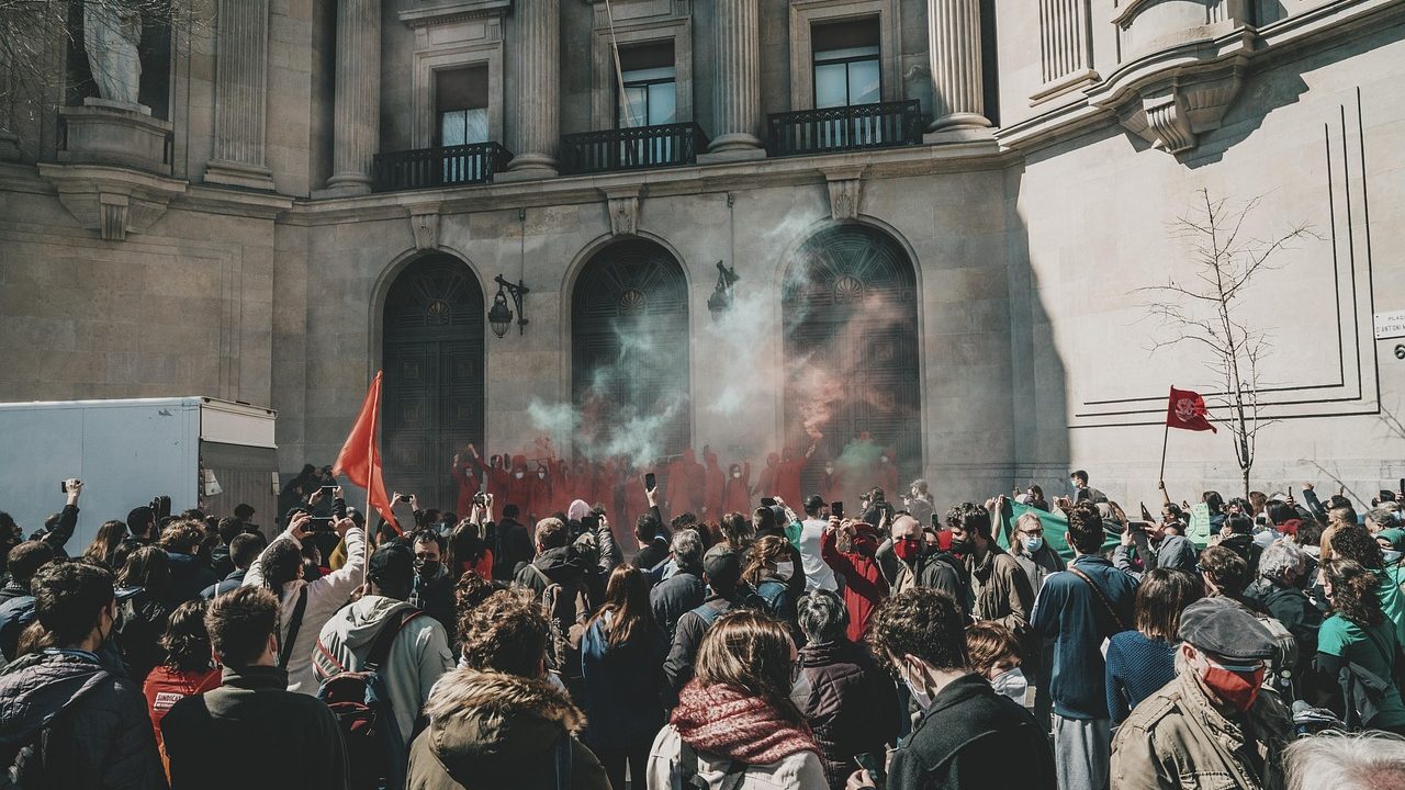 Tot mai mulți locuitori din Paris achiziționează arme nonletale înaintea protestelor din weekend