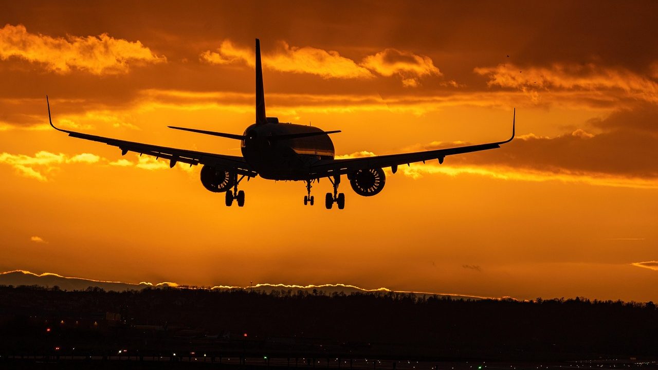 Zborurile cu avionul, tot mai greu accesibile pentru bugetul românilor