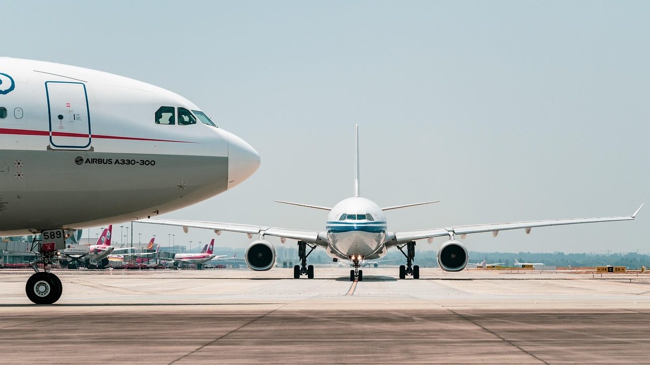Aeroporturile din București vor achiziționa un remorcher electric pentru aeronave de mici și medii dimensiuni